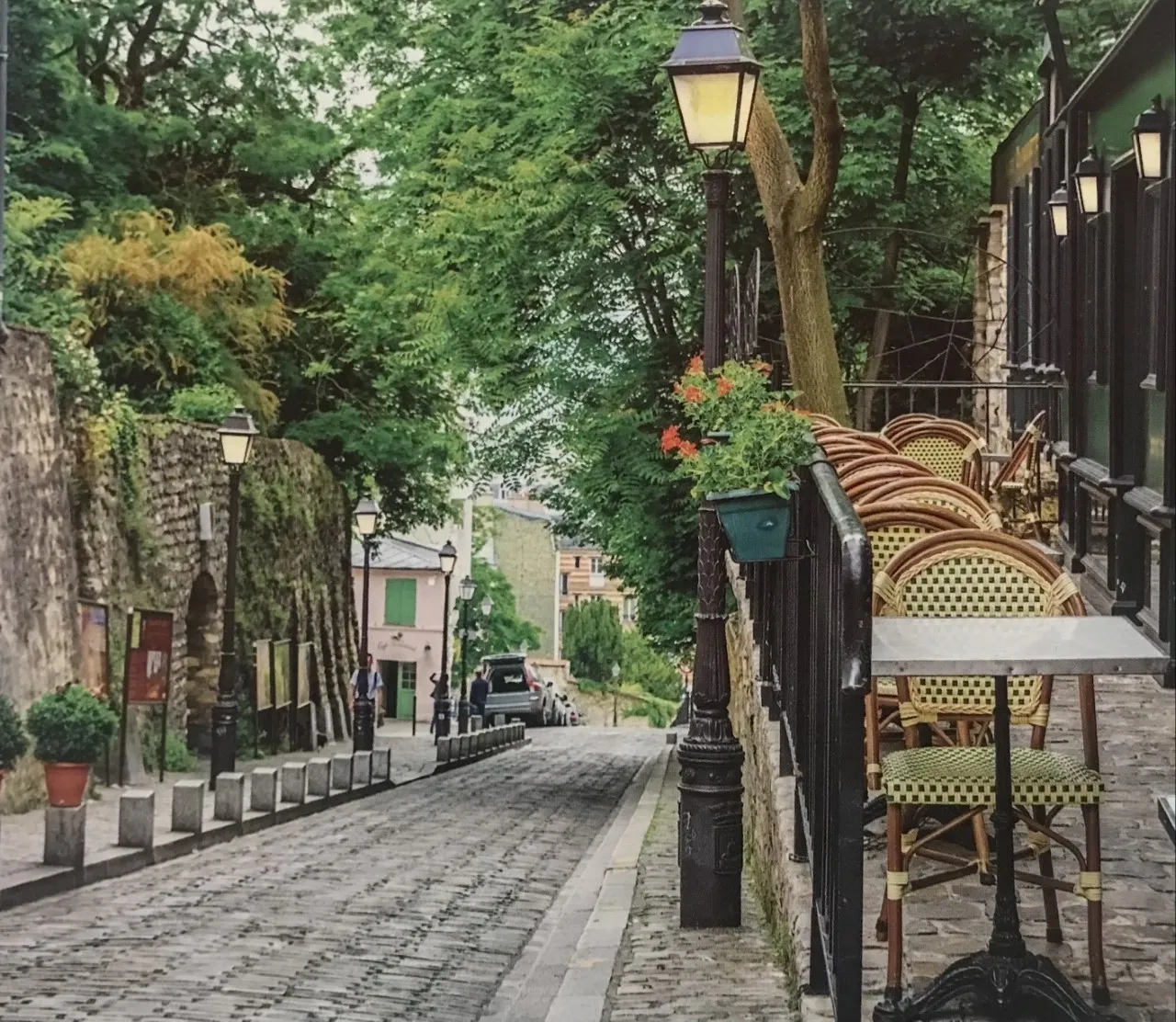 Montmartre local’s tales: Dalida, Bresse chicken & Chamonix solo